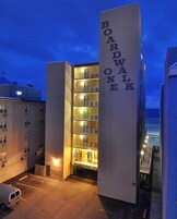 Πρόσοψη καταλύματος - απόγευμα/βράδυ