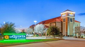 A La Quinta by Wyndham hotel with a prominent sign, a parking lot, and a well-lit entrance. - La Quinta Inn & Suites by Wyndham Eastland (Eastland)