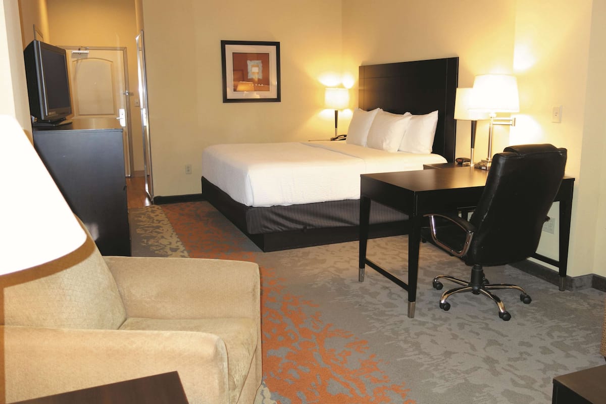 Room, 1 King Bed, Accessible, Non Smoking (Roll-In Shower) | Premium bedding, desk, blackout drapes, iron/ironing board