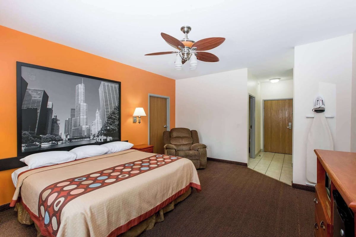 Escritorio, cortinas opacas, tabla de planchar con plancha y wifi