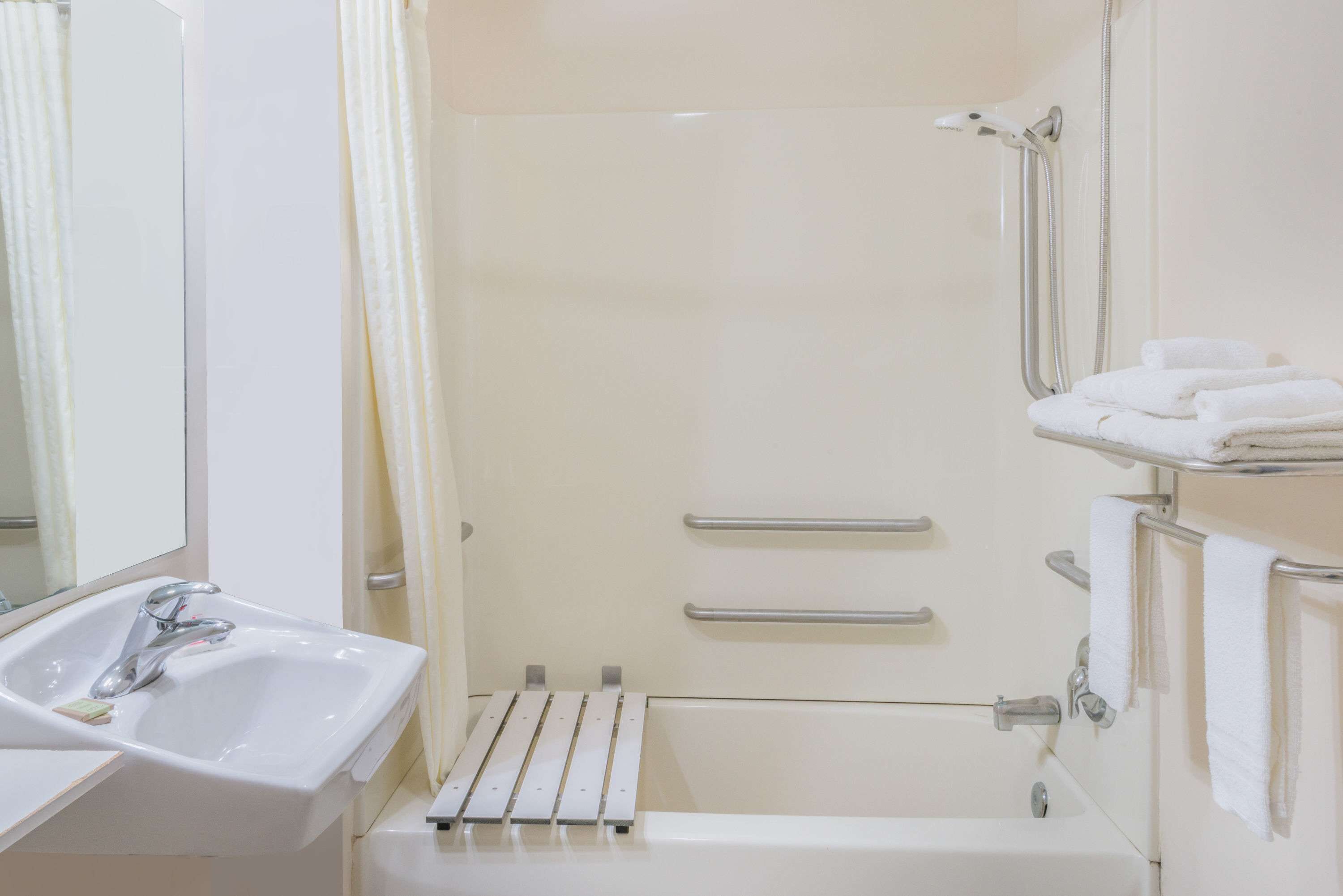 combined shower/bathtub, free toiletries, hair dryer, towels