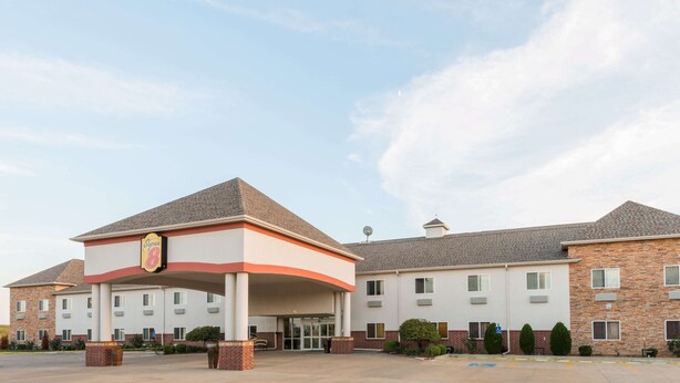 Een Super 8 hotel met een overdekte ingang, meerdere ramen en een gevel van baksteen.