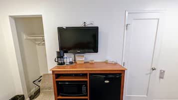 Standard Room, 1 Queen Bed | Desk, soundproofing, iron/ironing board, free WiFi