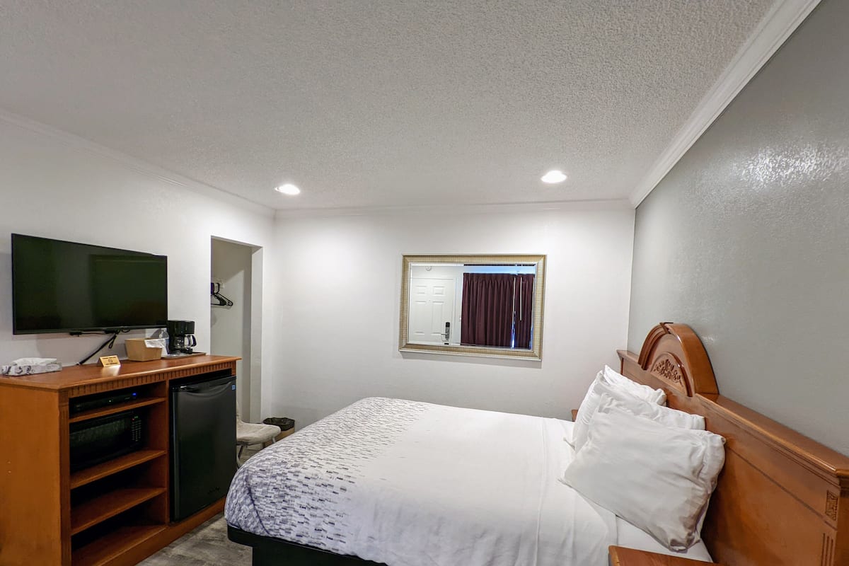 Standard Room, 1 Queen Bed
