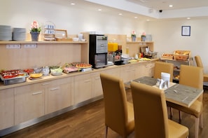 Daily buffet breakfast (HUF 4500 per person) - Promenade City Hotel (Budapest)