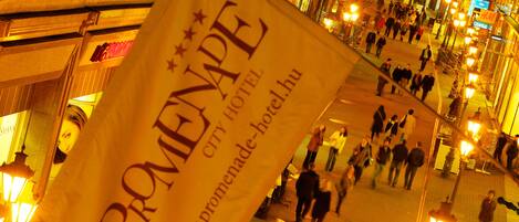 Ein Banner mit dem Schriftzug "PROMENADE CITY HOTEL" und einer Website-Adresse.