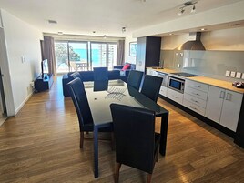 Premium-Zimmer, 2 Schlafzimmer | Essbereich im Zimmer