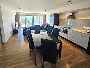 Premium-Zimmer, 2 Schlafzimmer | Essbereich im Zimmer