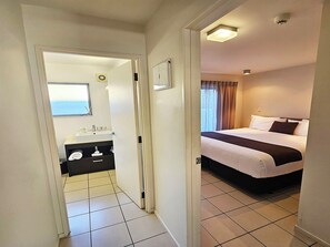 Deluxe Room - Non Sea views | Blackout drapes, iron/ironing board, free WiFi, bed sheets - Sea Spray Suites  (Paihia)