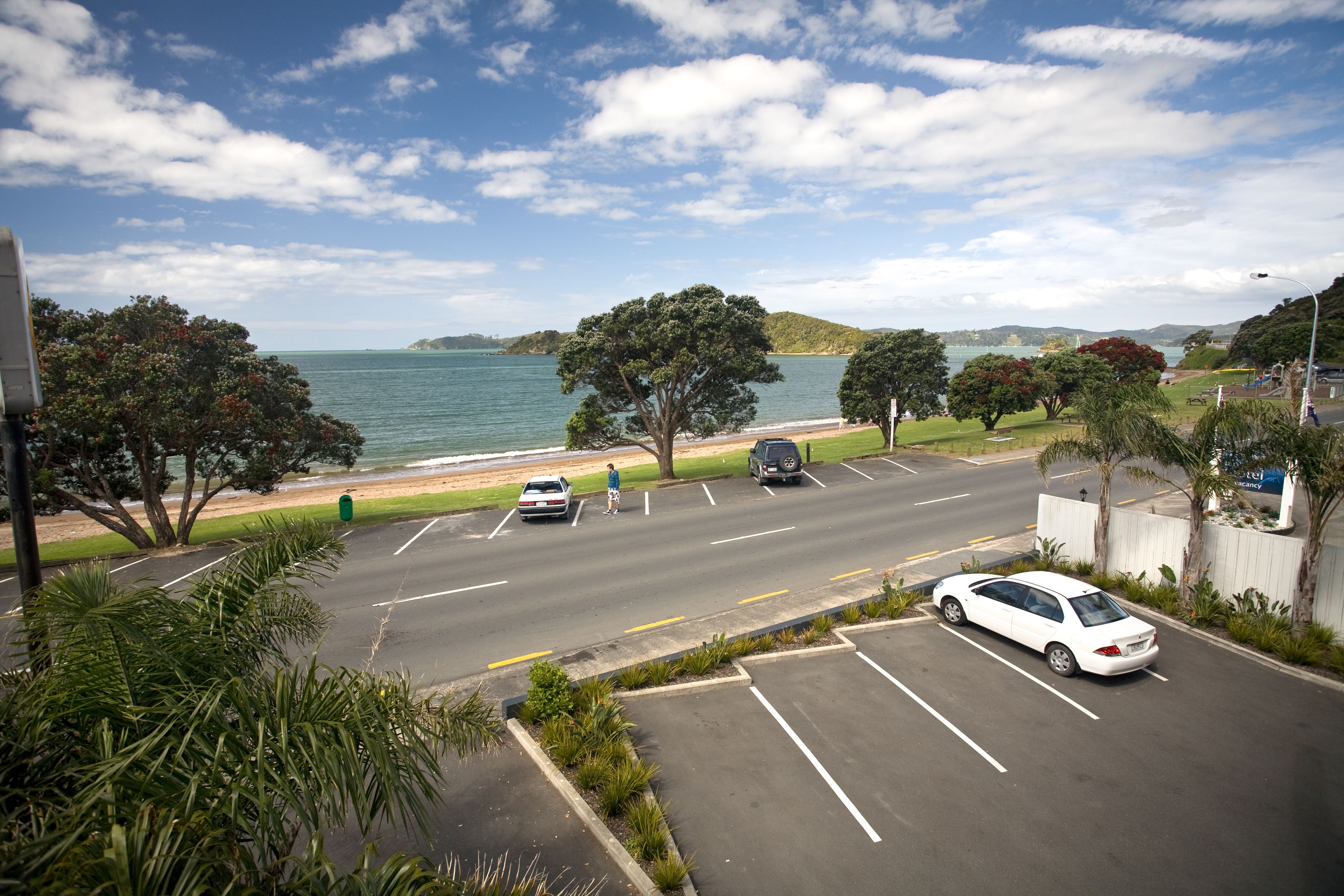Ein Parkplatz mit Blick auf Strand und Meer.