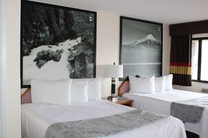 Escritorio, cortinas blackout y tabla de planchar con plancha 