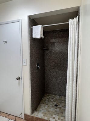 Ducha y bañera combinadas, secador de pelo y toallas