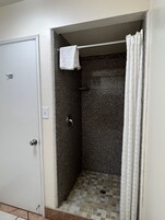 Bañera con ducha, secador de pelo, toallas
