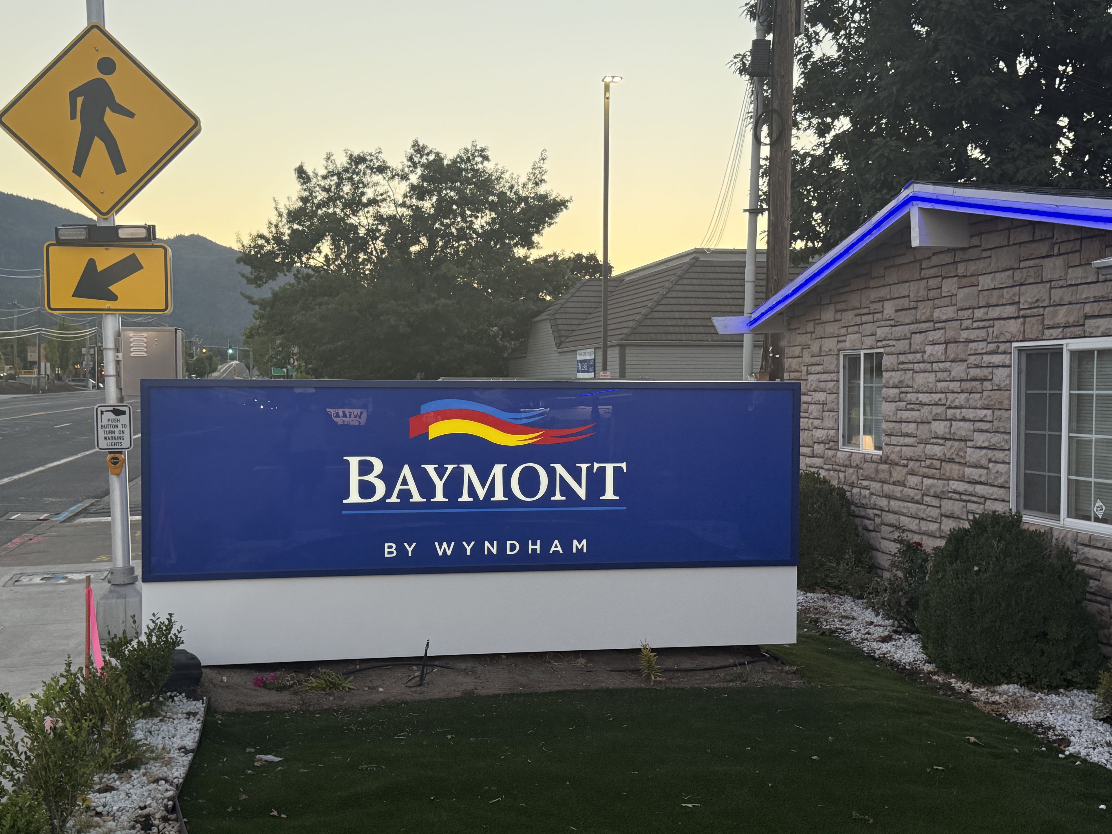 Une enseigne pour le Baymont by Wyndham, avec un panneau de passage piéton au-dessus.