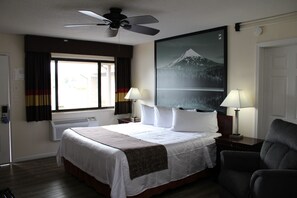Chambre, 1 très grand lit, non-fumeurs | Bureau, rideaux occultants, fer et planche à repasser, Wi-Fi gratuit