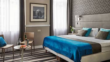 Frigobar, cofres nos quartos, escrivaninha, cortinas blackout