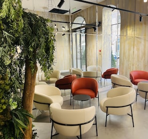 Lobby sitting area - Hotel Central Basilica (Budapest)