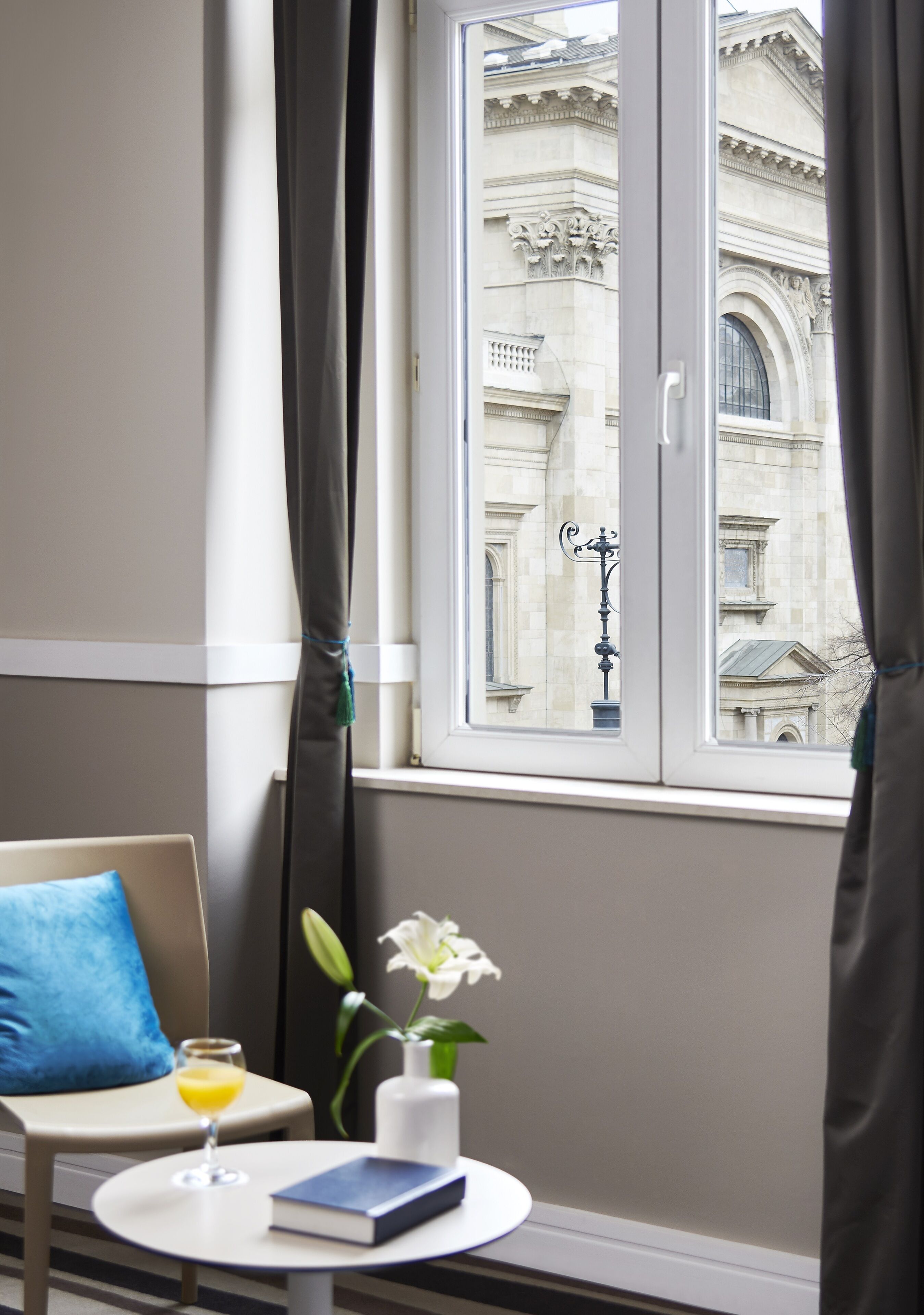 Minibar, värdeförvaringsskåp på rummet och skrivbord