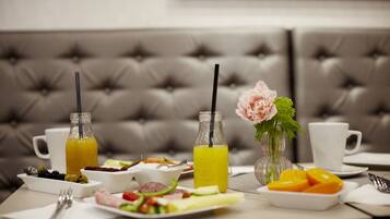 Café da manhã com buffet todos os dias (EUR 15 por pessoa)