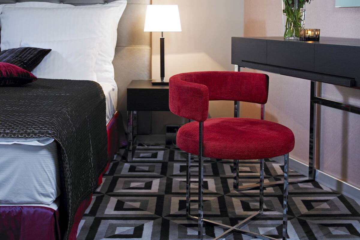 Minibar, safe på rommet, skrivebord og lydisolert