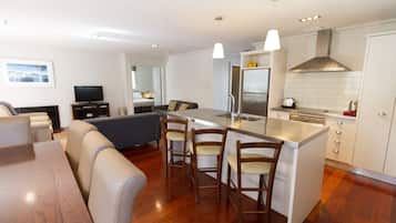 Full-sized fridge, microwave, stovetop, dishwasher