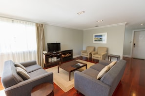 LCD TV, fireplace, DVD player - Russell Cottages Tanoa Hotels (Russell)