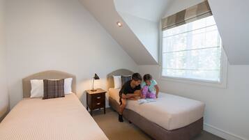 Hypo-allergenic bedding, minibar, iron/ironing board, free WiFi