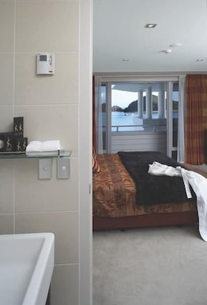 Room - The Waterfront Suites - Heritage Collection (Paihia)