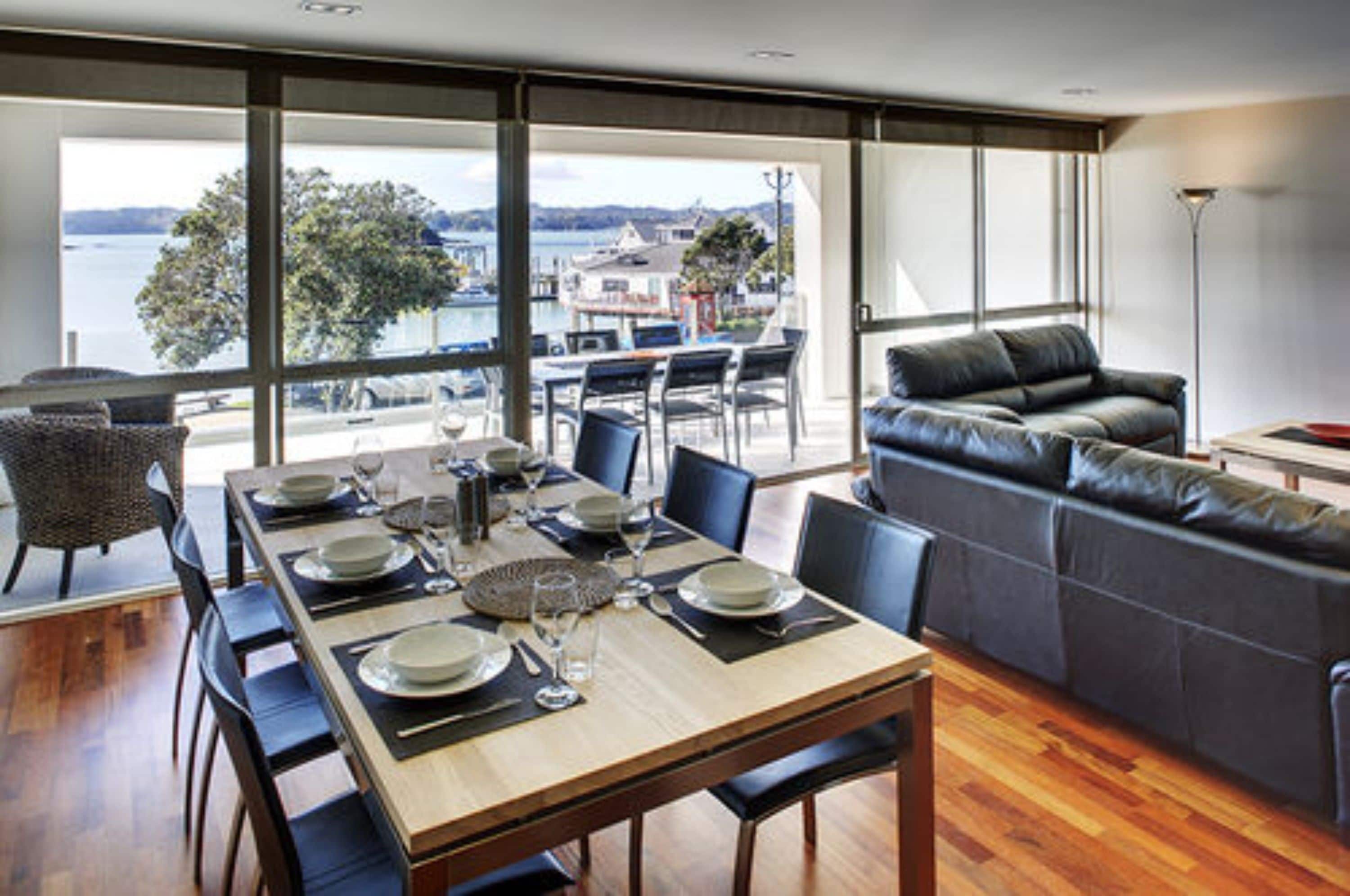 Paihia Sails – Three Bedroom Premium Suite (Located in different building) | In-room dining