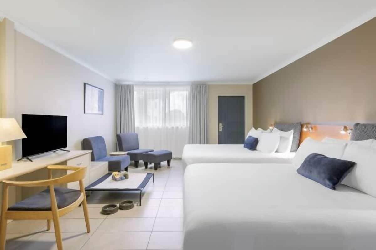 Premium bedding, in-room safe, iron/ironing board, free WiFi