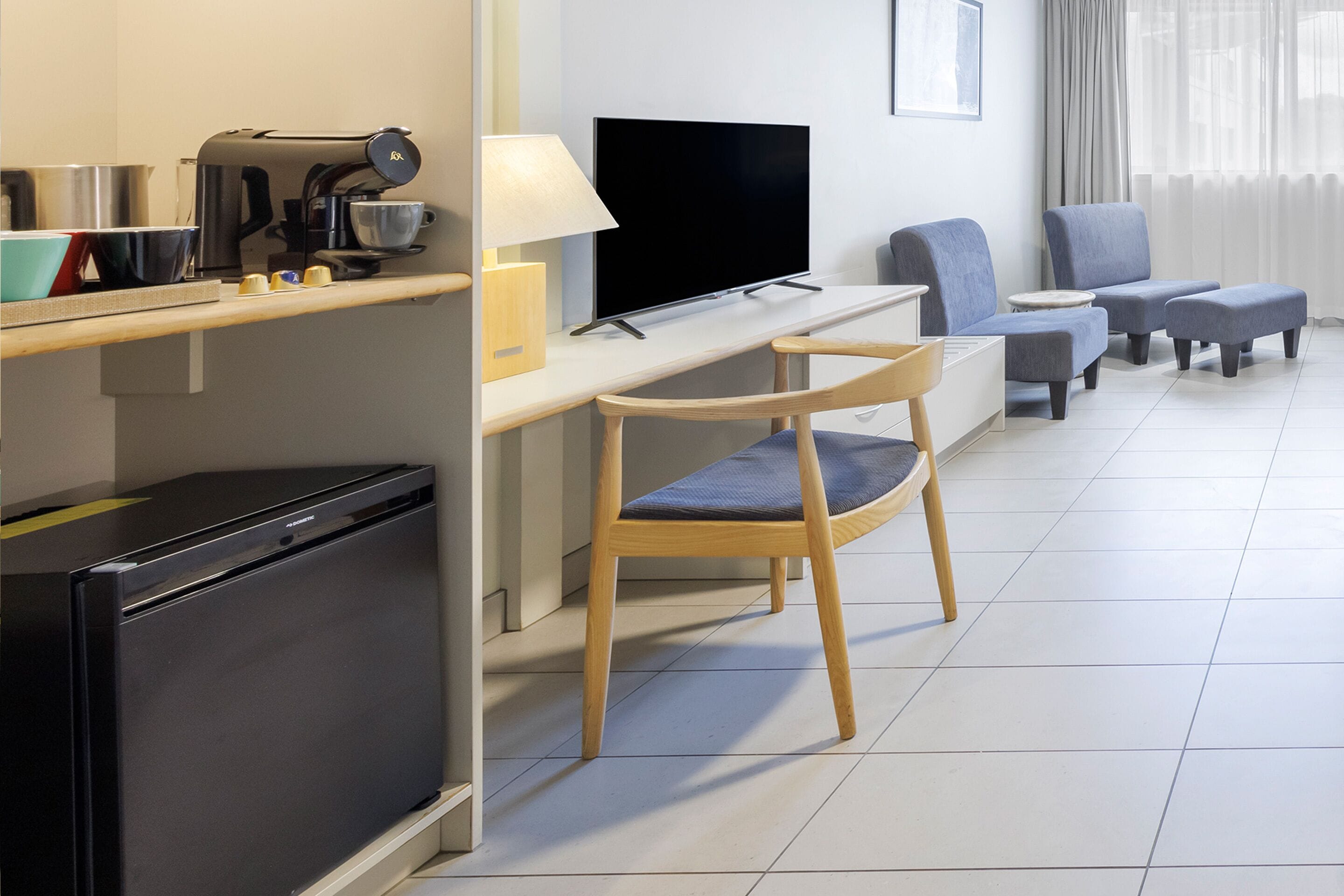 deluxe twin room | living area | 40-inch led tv with satellite channels, tv