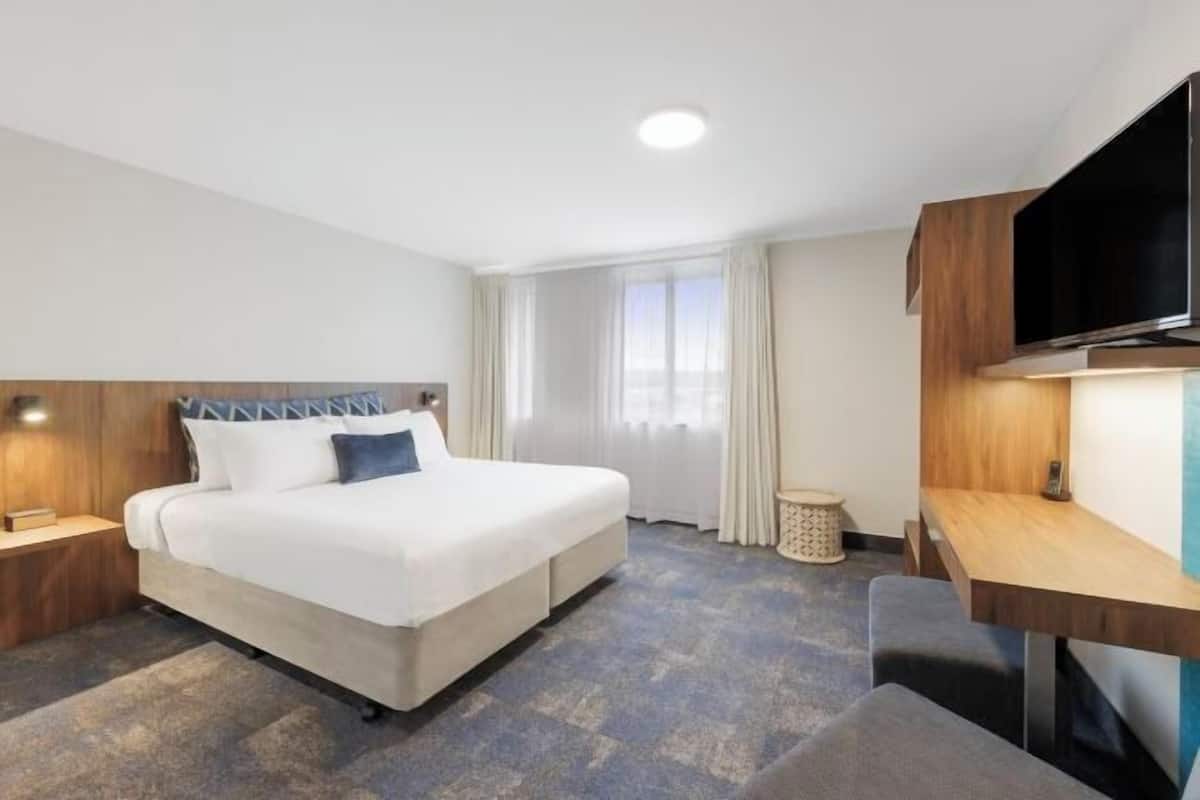 Premium bedding, in-room safe, iron/ironing board, free WiFi
