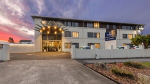 A modern hotel with a pet-friendly sign, a well-lit entrance, and a parking area. - JetPark Hotel Rotorua (Rotorua)