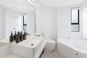 Douche, articles de toilette gratuits, sèche-cheveux