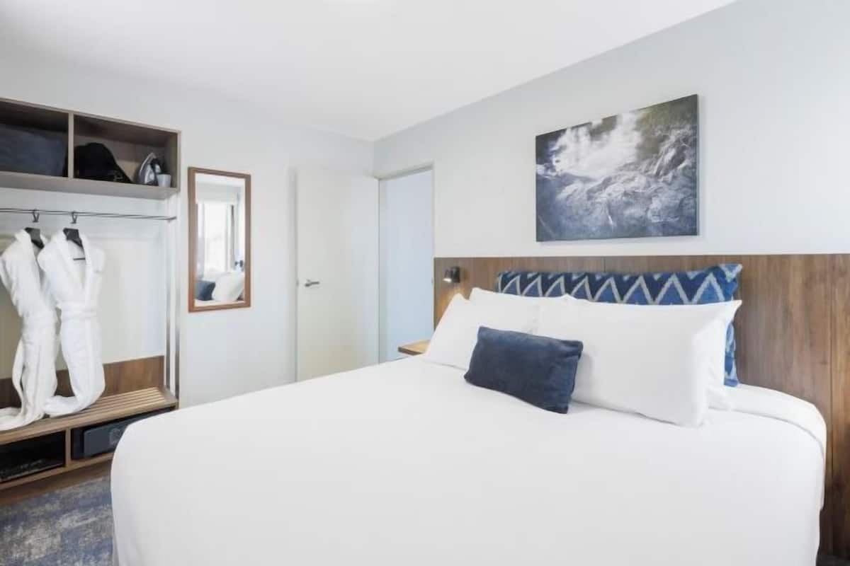 Premium bedding, in-room safe, iron/ironing board, free WiFi
