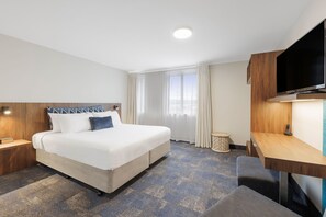 高級客房, 1 張特大雙人床 | 高級寢具、房內夾萬、熨斗/熨衫板、免費 Wi-Fi