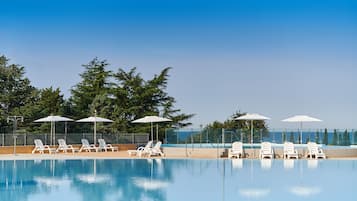 Seasonal outdoor pool, pool umbrellas