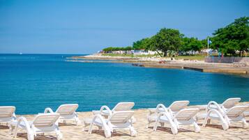 Beach nearby, white sand, beach umbrellas, beach bar
