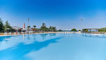 Seasonal outdoor pool, pool umbrellas