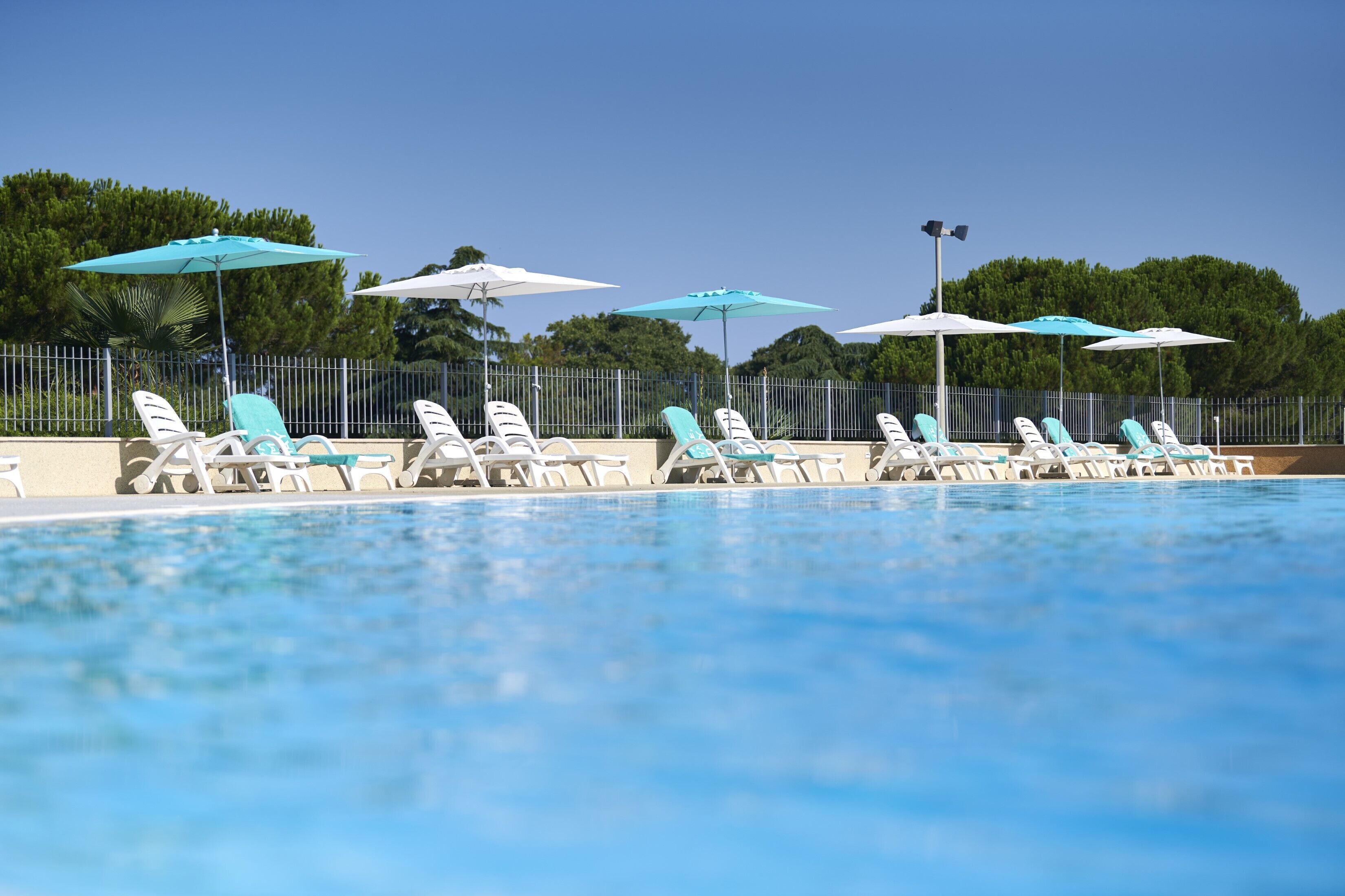 Sesongbasert utendørsbasseng og bassengparasoller