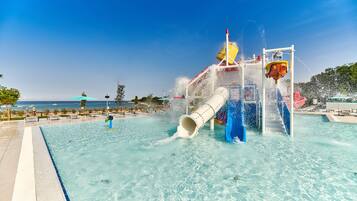 Seasonal outdoor pool, pool umbrellas
