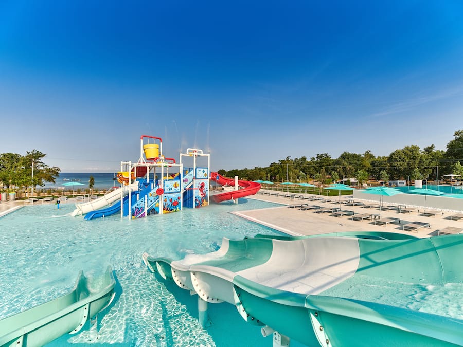 Una piscina al aire libre de temporada, sombrillas
