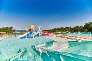 Un parco acquatico con diverse scivoli e una zona piscina.