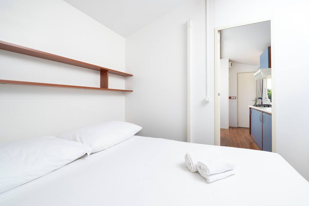 Casa móvil clásica | 2 dormitorios, cunas gratuitas, ropa de cama