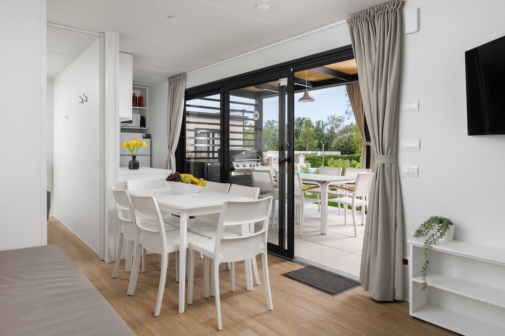 Premium Family Mobile Home | Eget kjøkken | Kjøleskap, kokeplater, kaffetrakter/tekoker og vannkoker