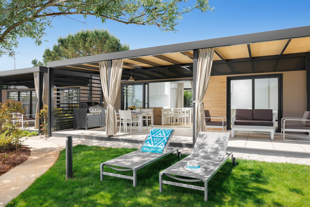 Premium Plus Mobile Home | Zona de estar | Una televisión de pantalla plana