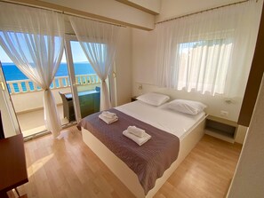 Rom – classic, terrasse (no kitchen) | Safe på rommet, lydisolert, strykejern/-brett og wi-fi (inkludert)