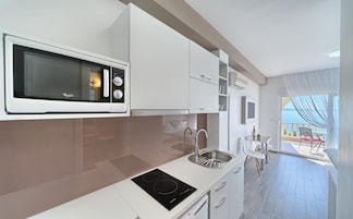 Estudio básico, vistas al mar | Cocina privada | Frigorífico, hervidor eléctrico y artículos de limpieza