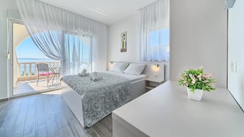 Basic Studio, Sea View