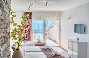 Family Studio, Sea View | In-room safe, soundproofing, iron/ironing board, free WiFi - Stipe Residence (Podstrana)